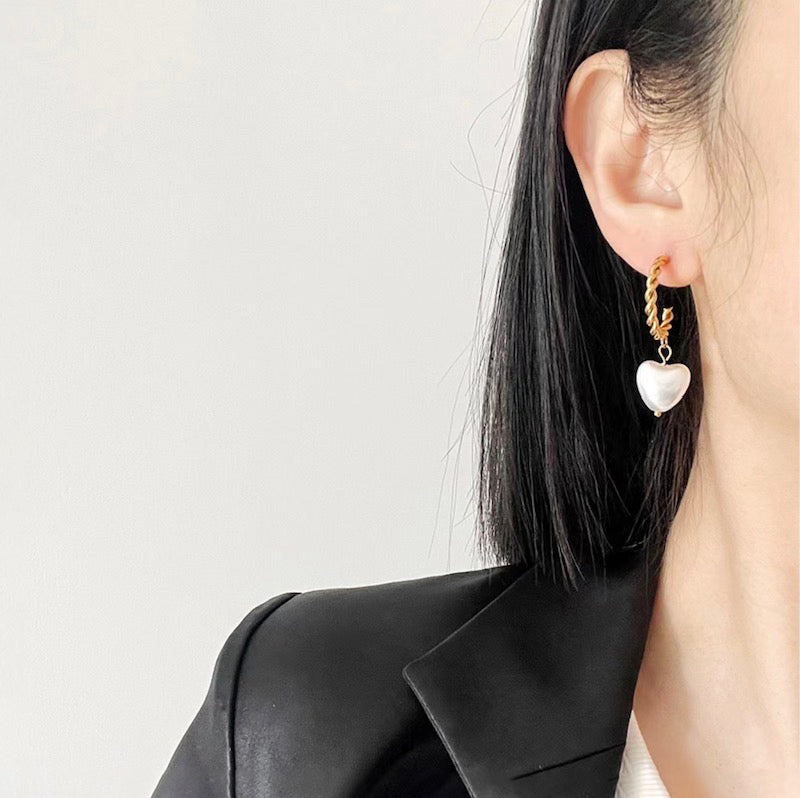 Twisting Texture Hoops With Heart Shape Pearl